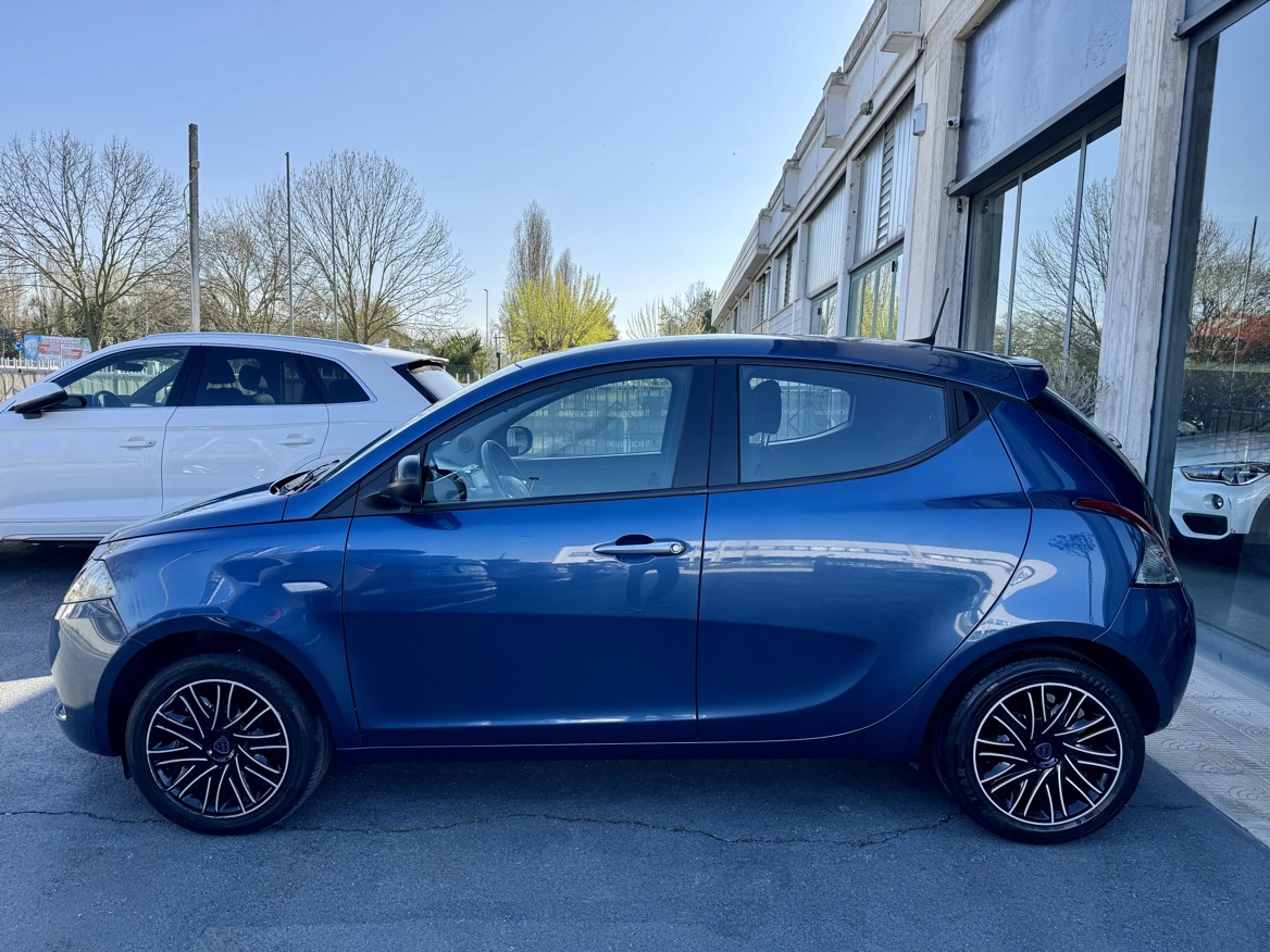 LANCIA YPSILON 1.0 HYBRID SILVER