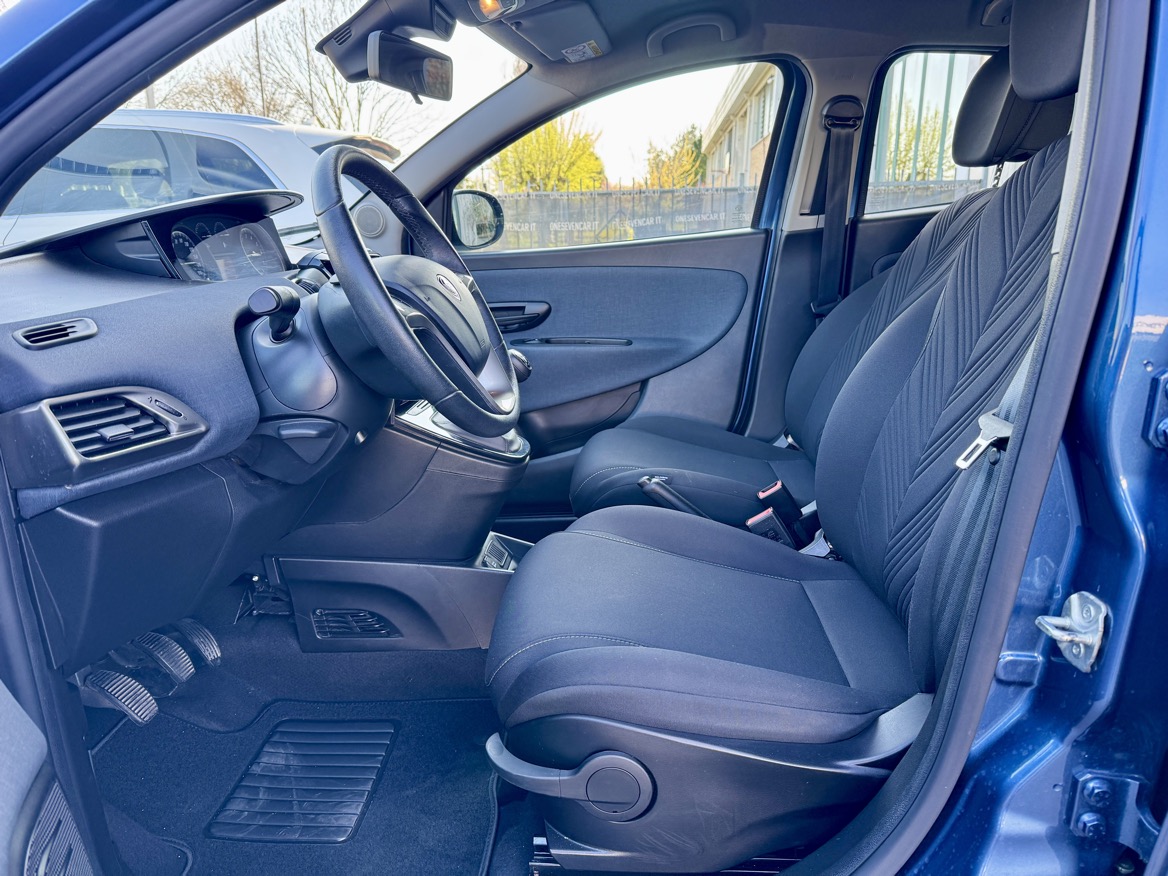 LANCIA YPSILON 1.0 HYBRID SILVER