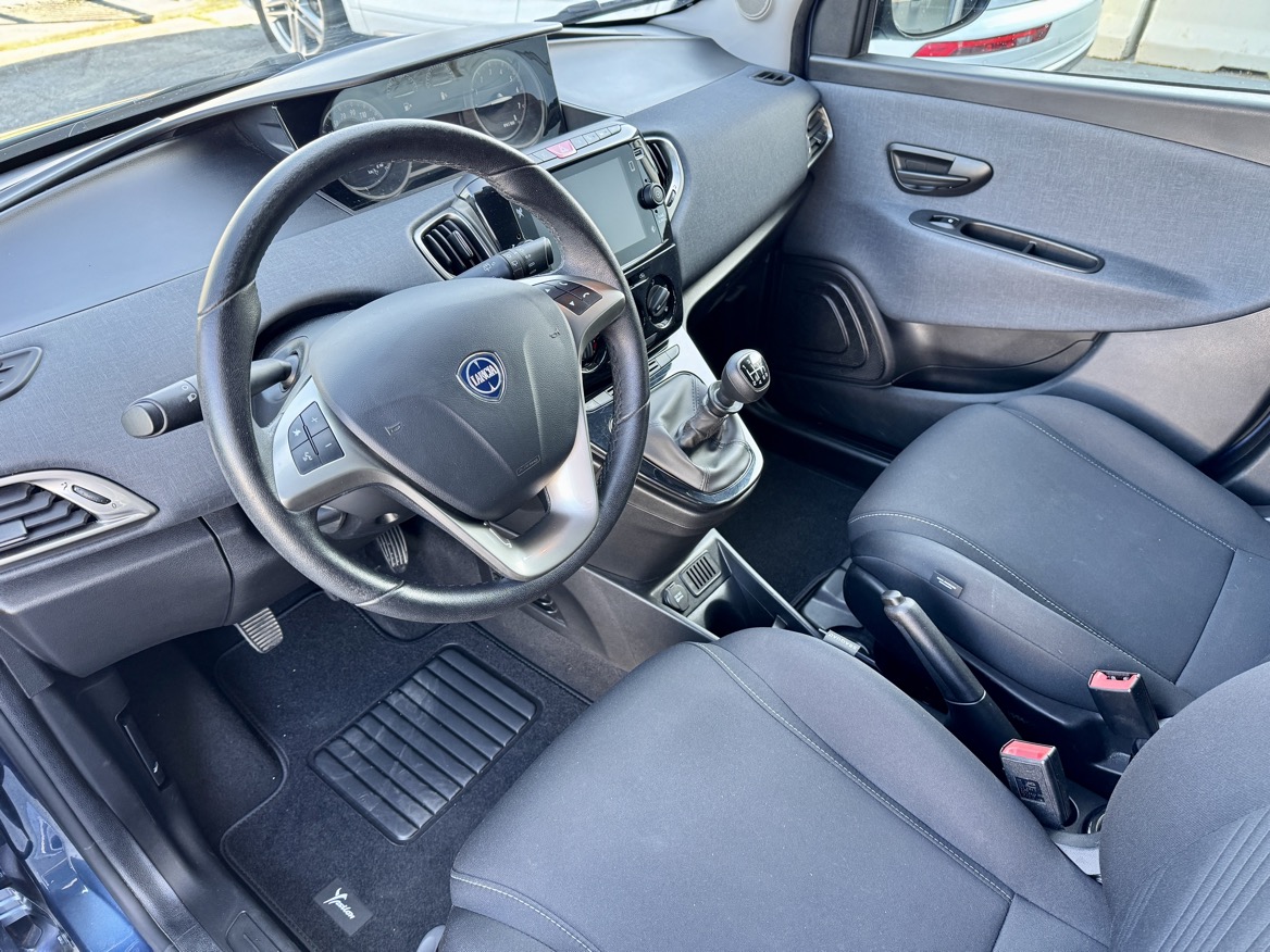 LANCIA YPSILON 1.0 HYBRID SILVER