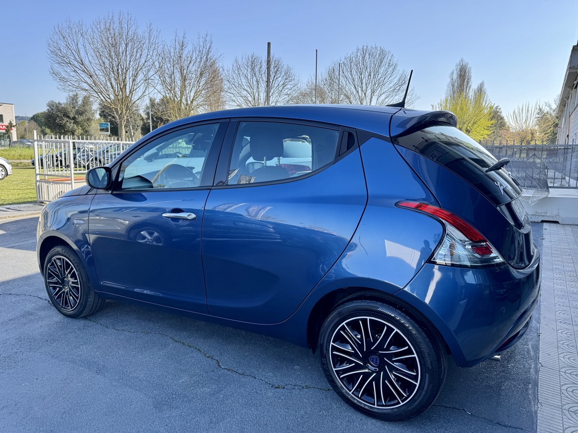 LANCIA YPSILON 1.0 HYBRID SILVER