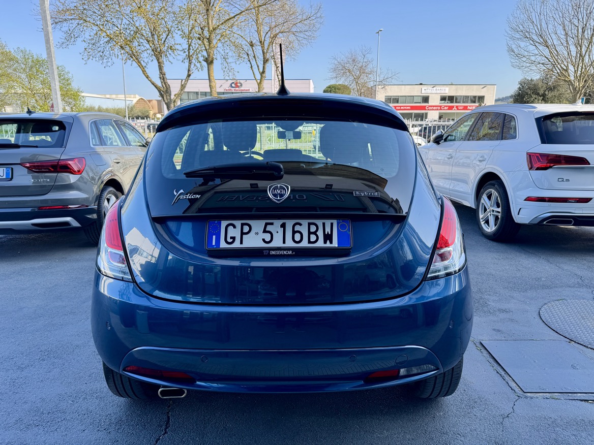 LANCIA YPSILON 1.0 HYBRID SILVER