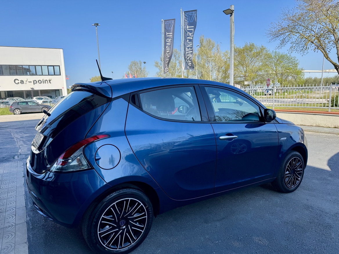 LANCIA YPSILON 1.0 HYBRID SILVER