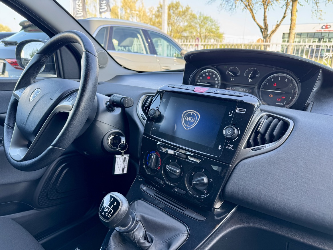 LANCIA YPSILON 1.0 HYBRID SILVER