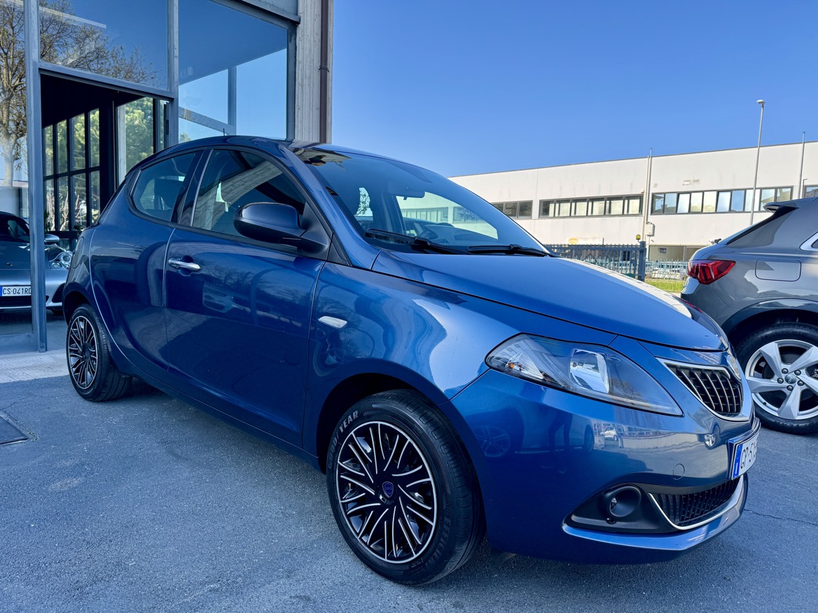 LANCIA YPSILON 1.0 HYBRID SILVER