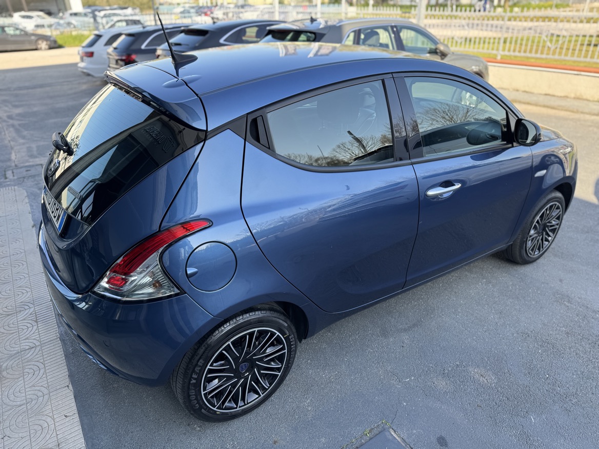 LANCIA YPSILON 1.0 HYBRID SILVER
