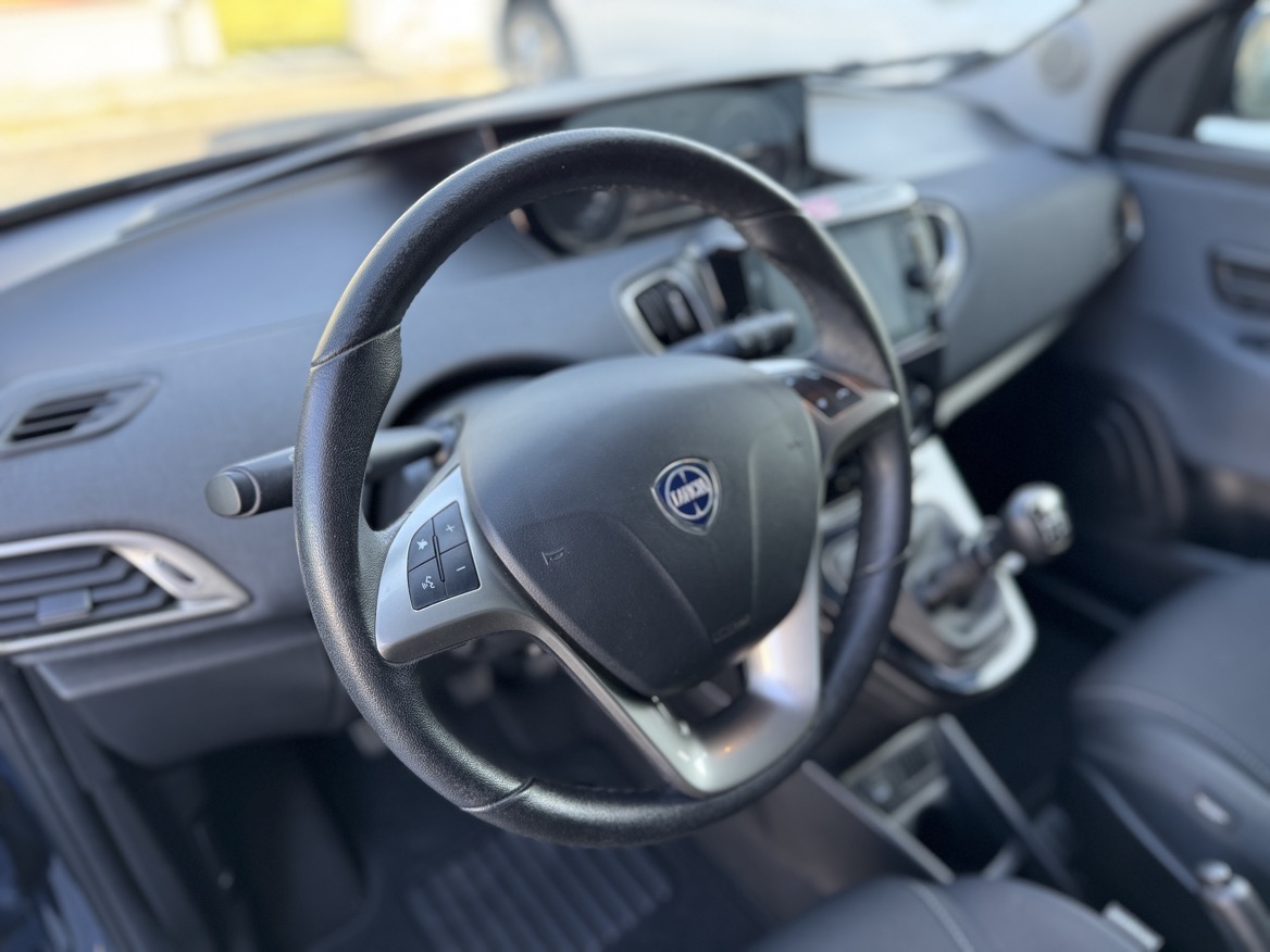 LANCIA YPSILON 1.0 HYBRID SILVER