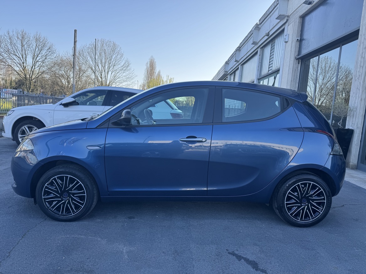 LANCIA YPSILON 1.0 HYBRID SILVER