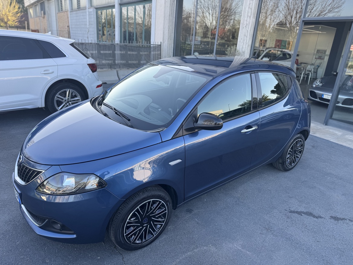 LANCIA YPSILON 1.0 HYBRID SILVER