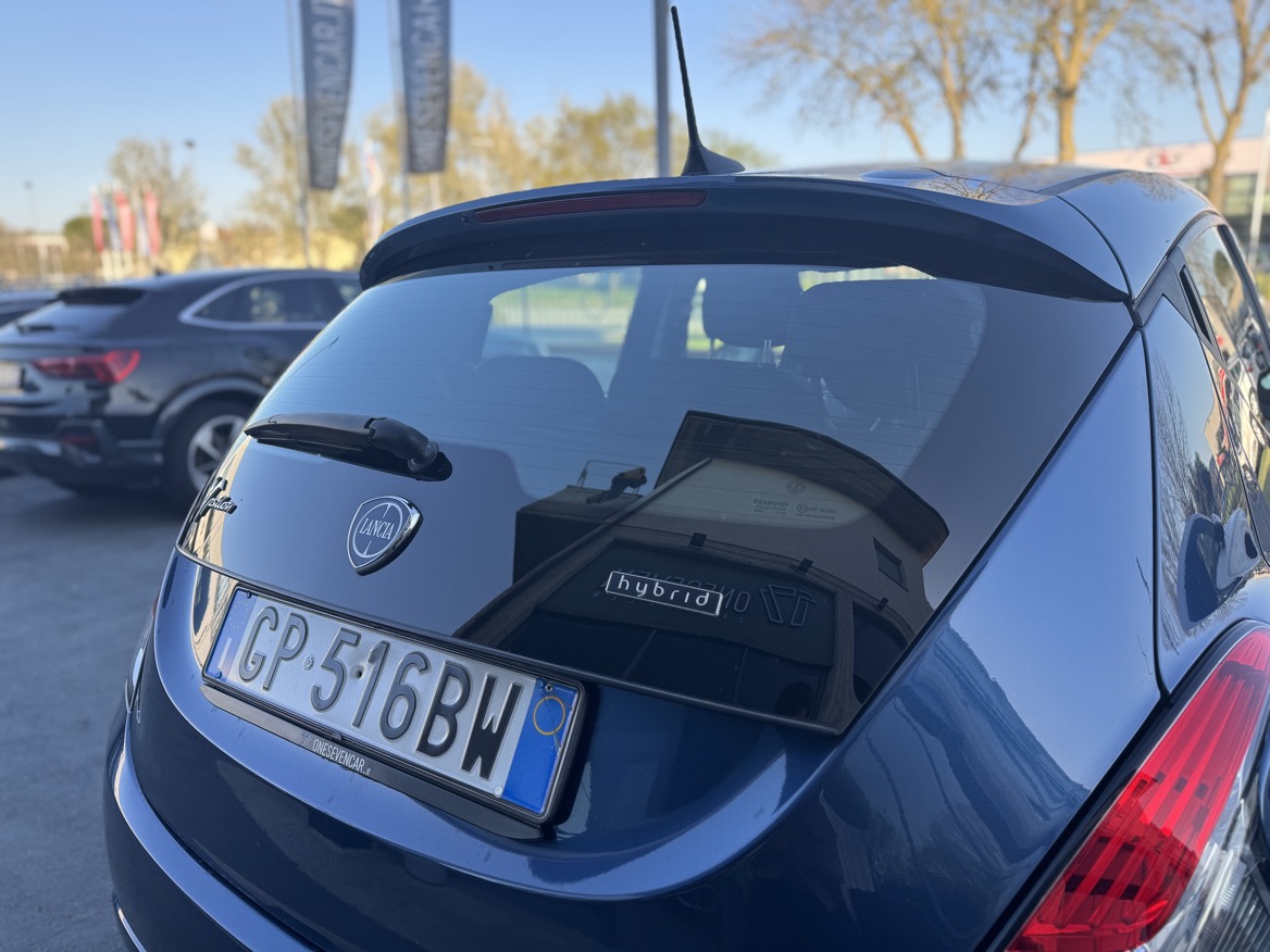 LANCIA YPSILON 1.0 HYBRID SILVER